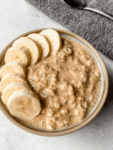 overhead picture of overnight oats with pb2