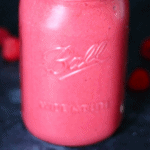 batido de superalimento con melocotones y frambuesas