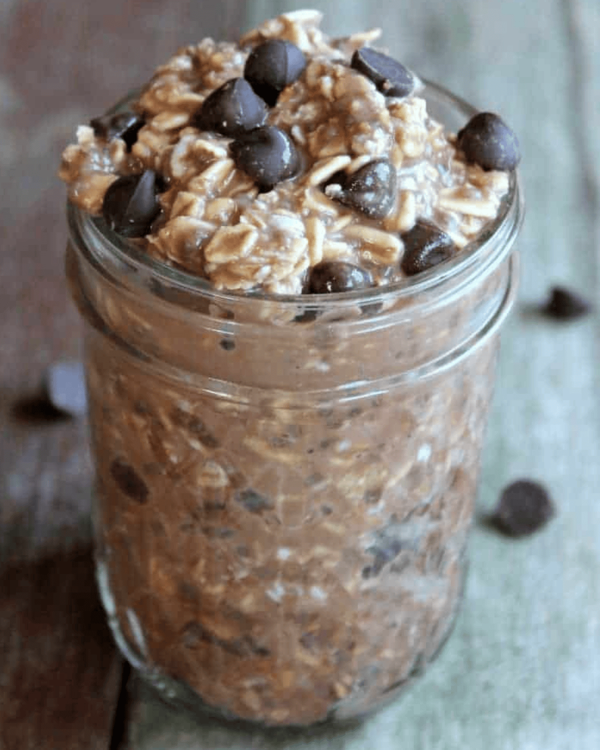Picture of brownie batter overnight oats in a mason jar with chocolate chips