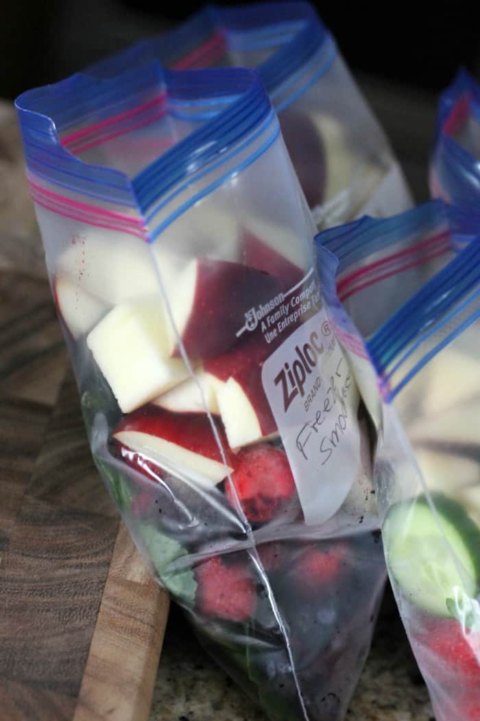 How to freeze apples for smoothies in a smoothie pack using a ziplock bag.