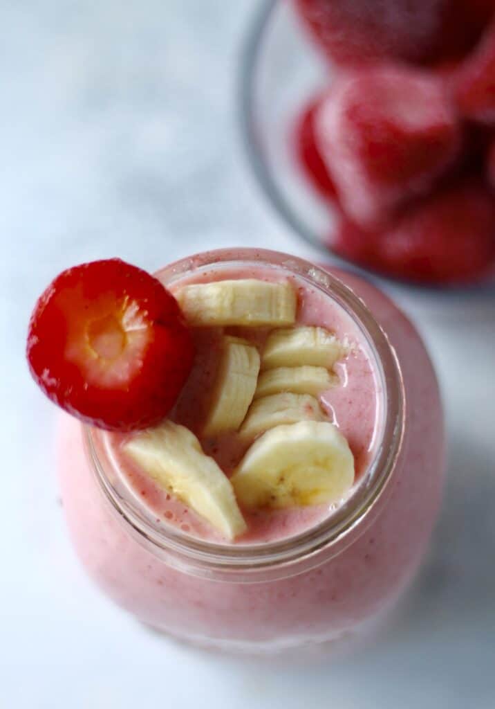 Mason jar filled with strawberry and banana smoothie