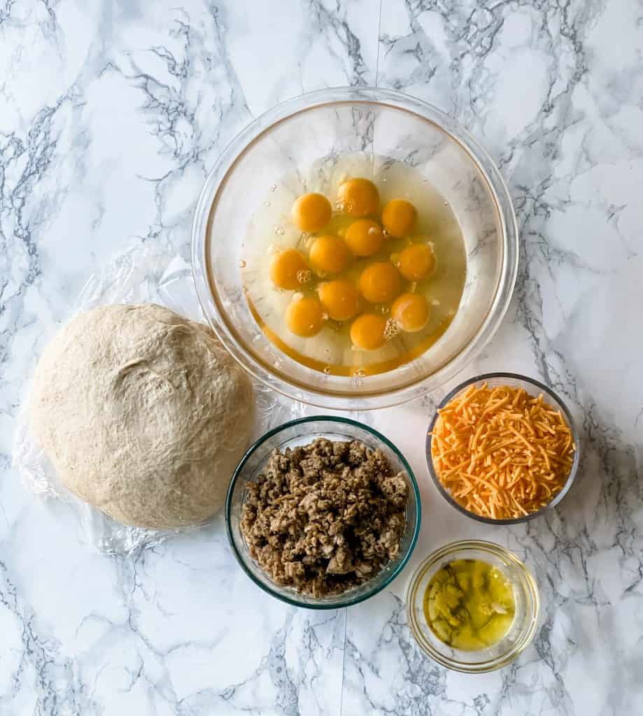 ingredients to make breakfast pizza