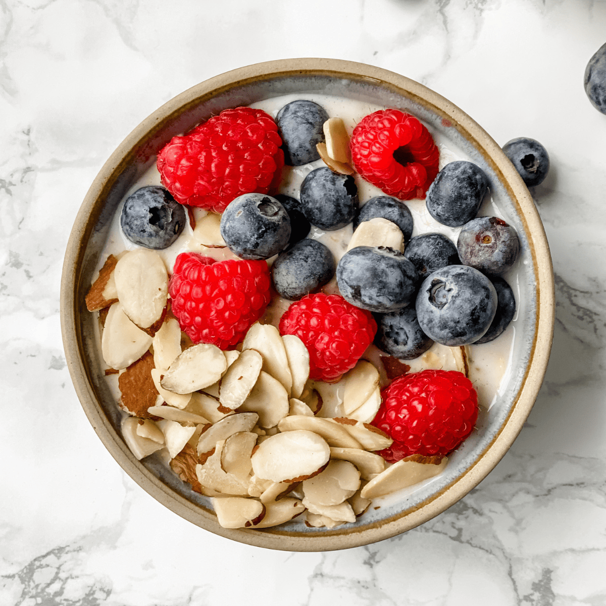 vanilla overnight oas recipe with berries.