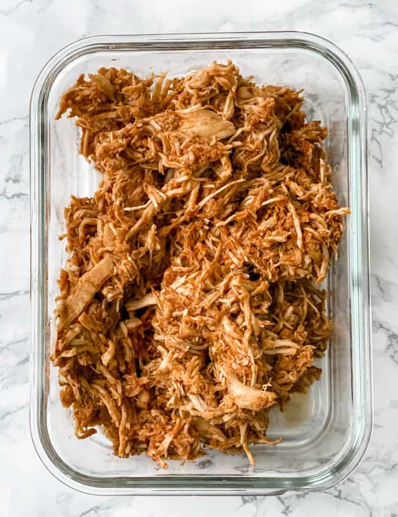 Pollo taco rallado en un recipiente de preparación de comidas