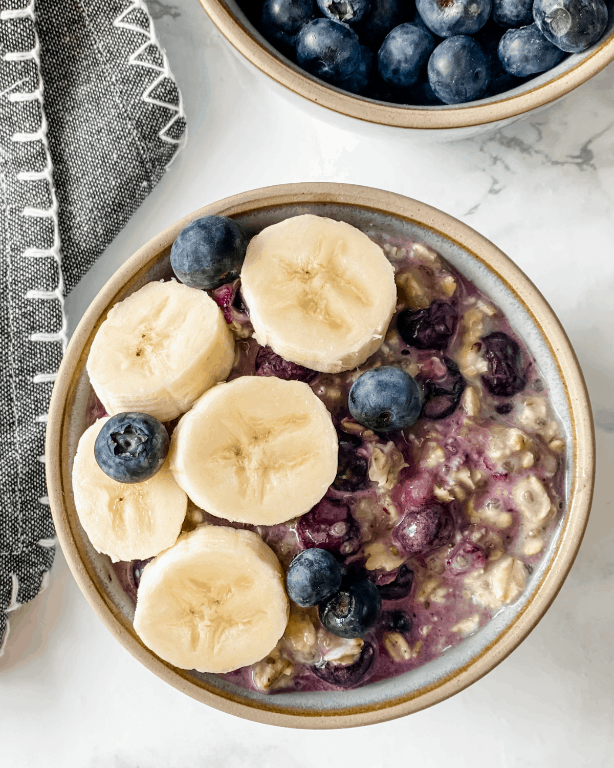 overnight oats recipe with blueberry and bananas 