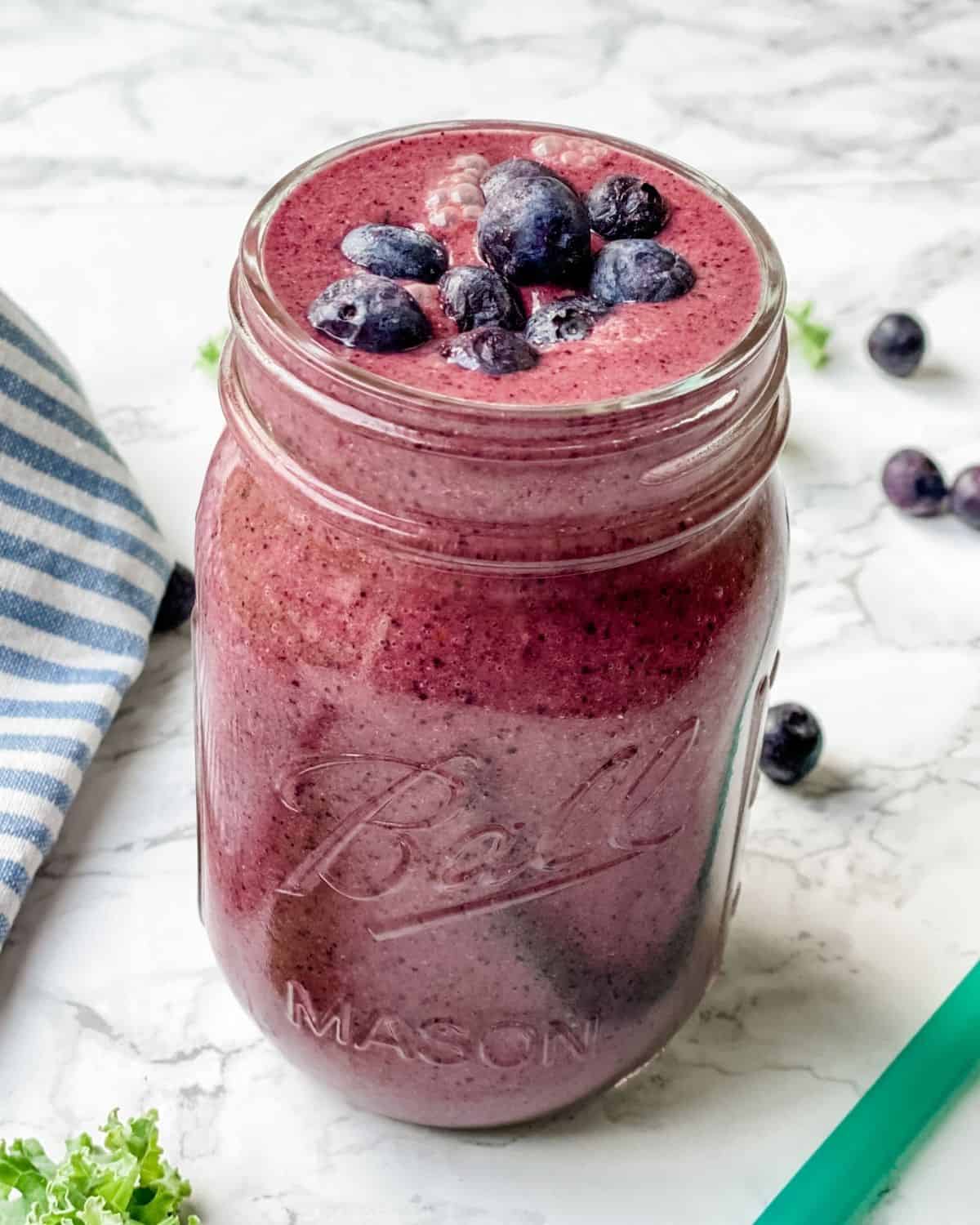 blueberry kale smoothie in a mason jar