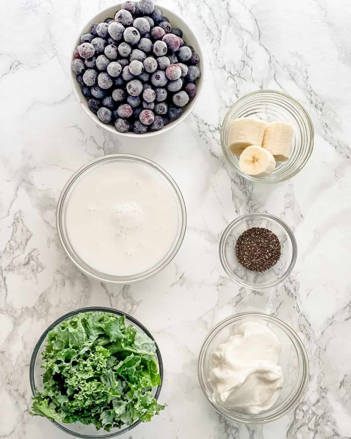 ingredients to make blueberry kale smoothies