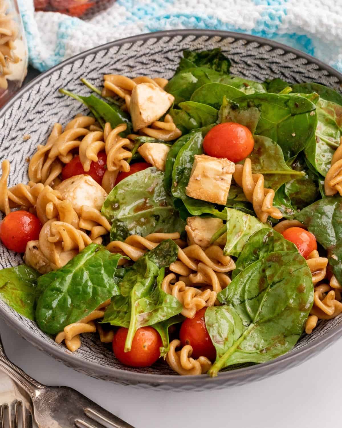 tomato mozzarella spinach salad