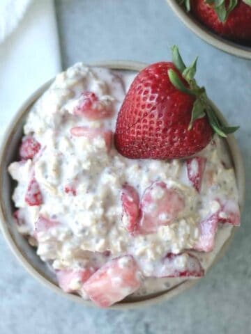 strawberry cheesecake overnight oats