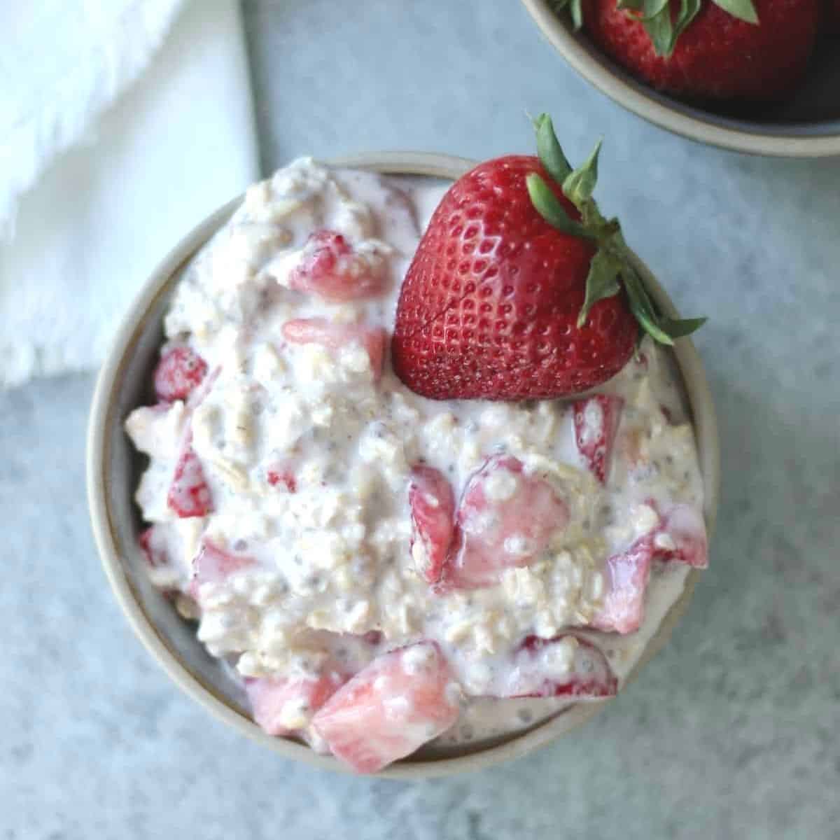 overhead picture of strawberry cheesecake overnight oats.