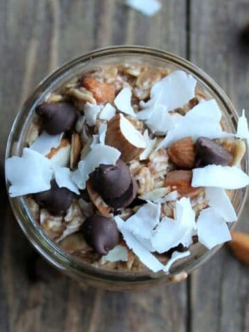 healthy almond joy overnight oats recipe.