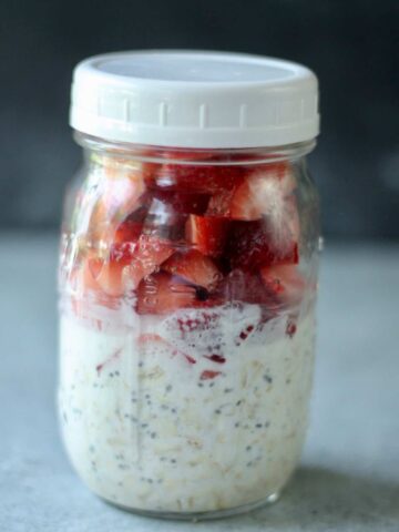 how to make overnight oats. Oatmeal in a jar with strawberries.
