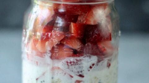 how to make overnight oats. Oatmeal in a jar with strawberries.