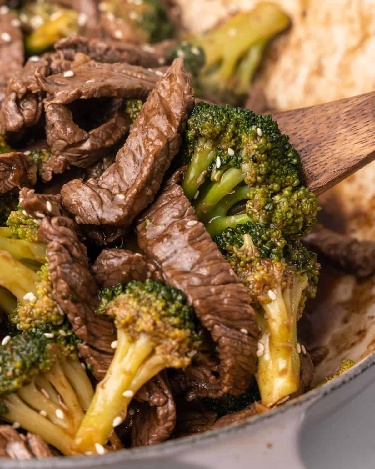 beef and broccoli close up picture.