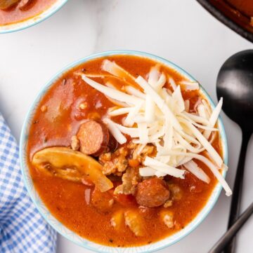 overhead picture of pizza soup in a bowl.