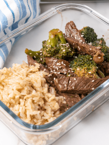 beef and broccoli lunch meal prep bowl.