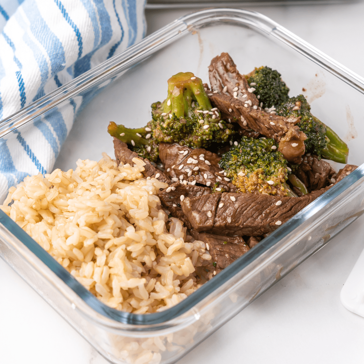 beef and broccoli lunch meal prep bowl.