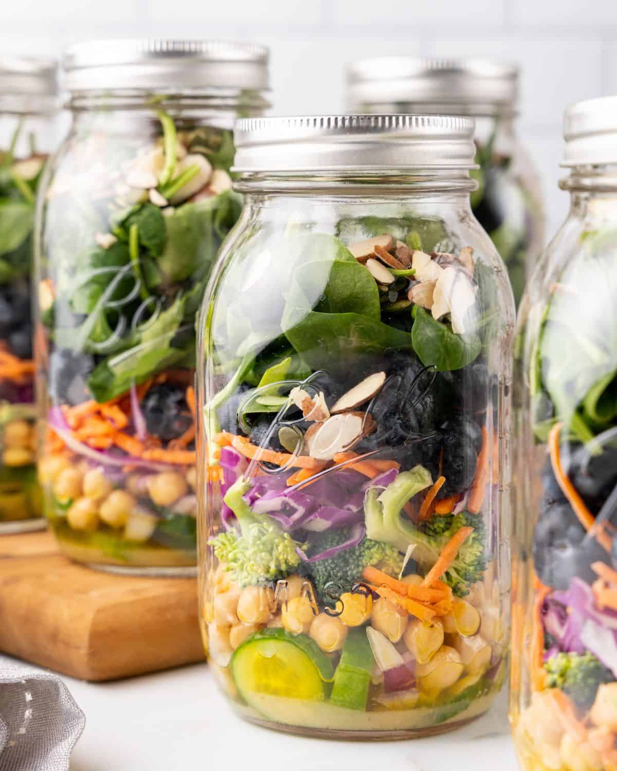 detox mason jar salads with the lids on.