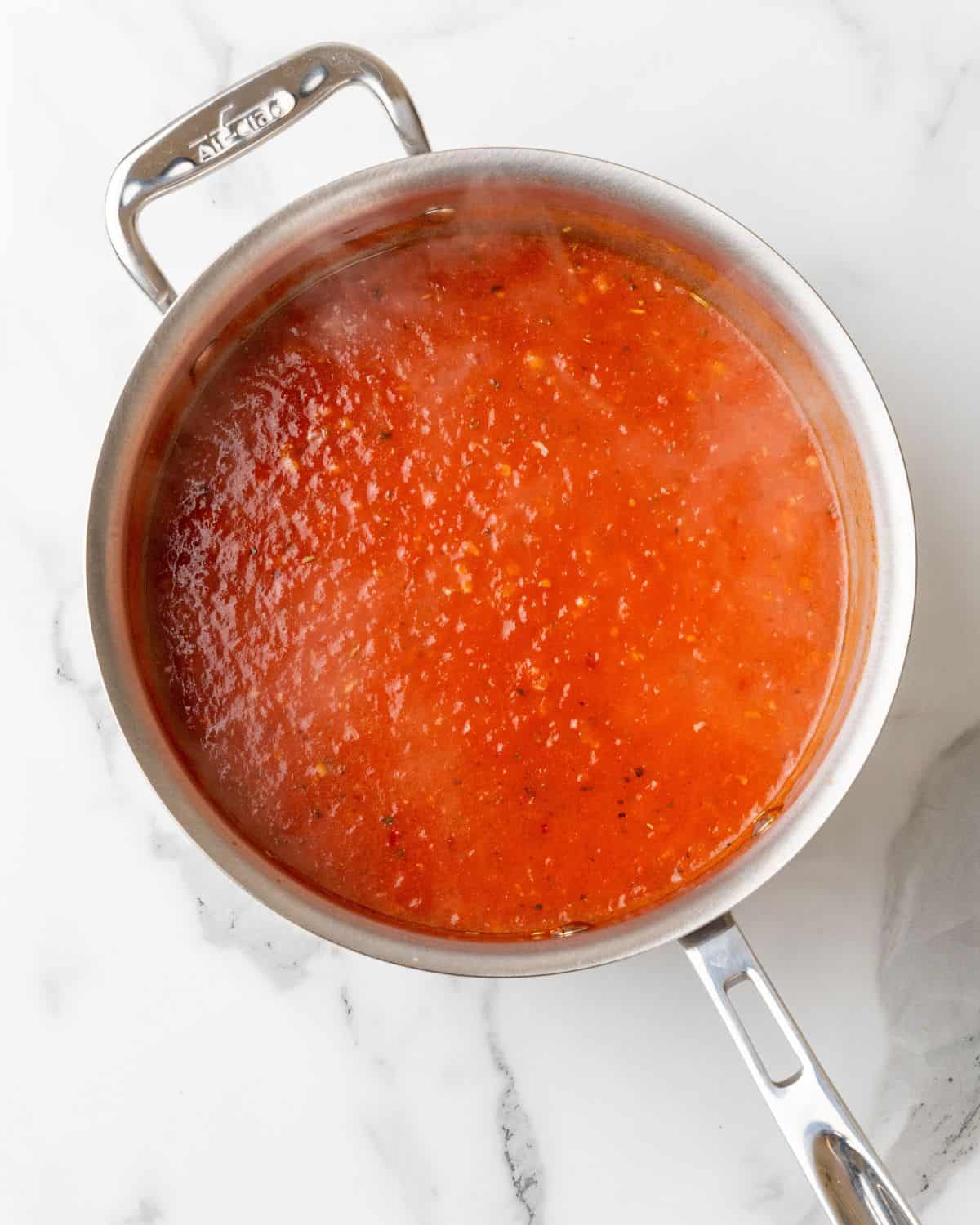 simmer the red clam auce for 20 minutes in the pan.