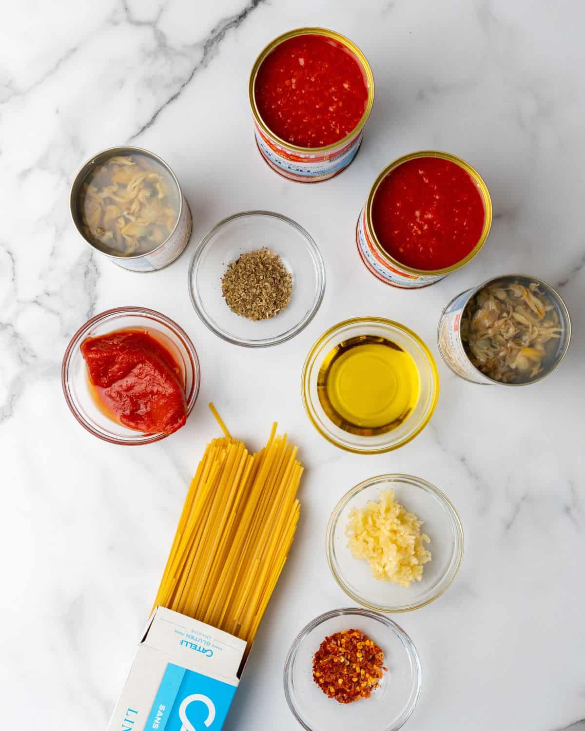 ingredients to make red clam sauce with canned clams.