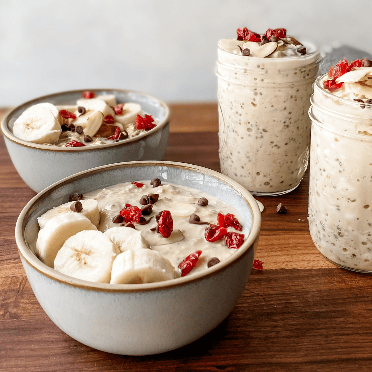 protein overnight oats in bowls and mason jars.